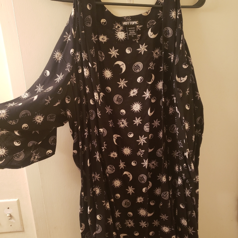 Cold Shoulder astrology top Hot Topic